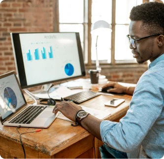 un homme qui regarde des graphiques sur son ordinateur