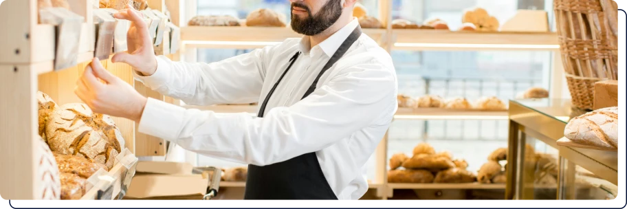 un boulanger qui met les prix sur des baguettes