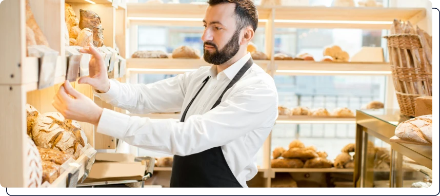 un boulanger qui met les prix sur des baguettes