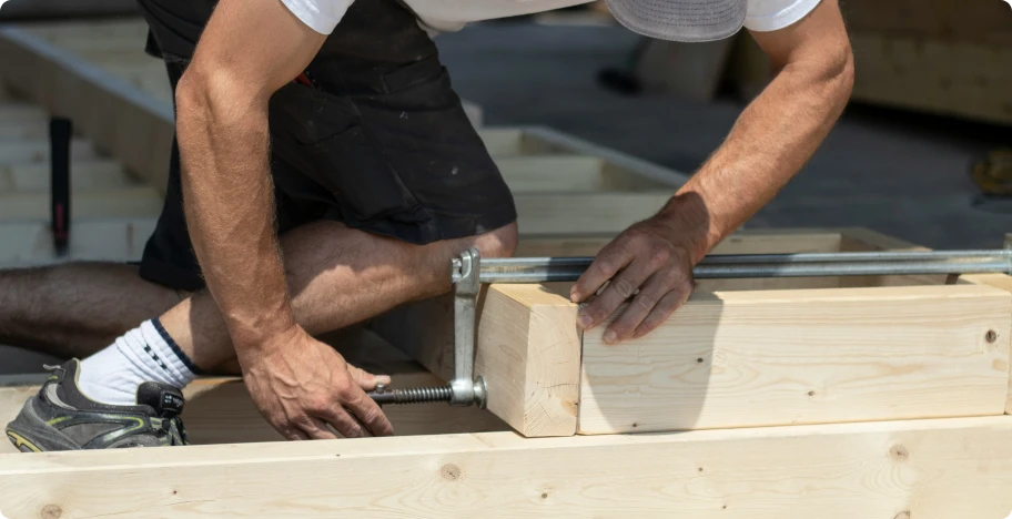 un homme qui fixe un bout de bout avec un instrument