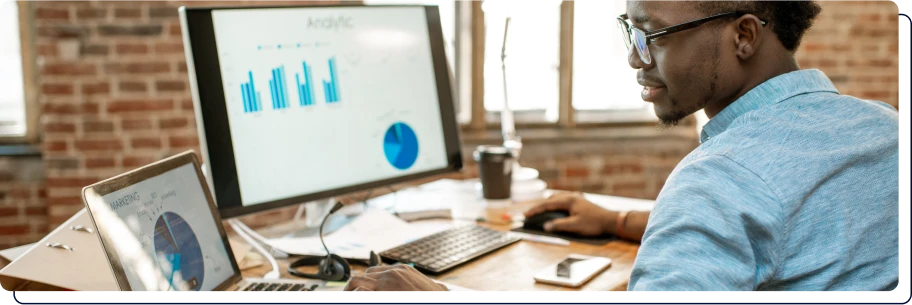 un homme qui observe des graphiques sur son ordinateur