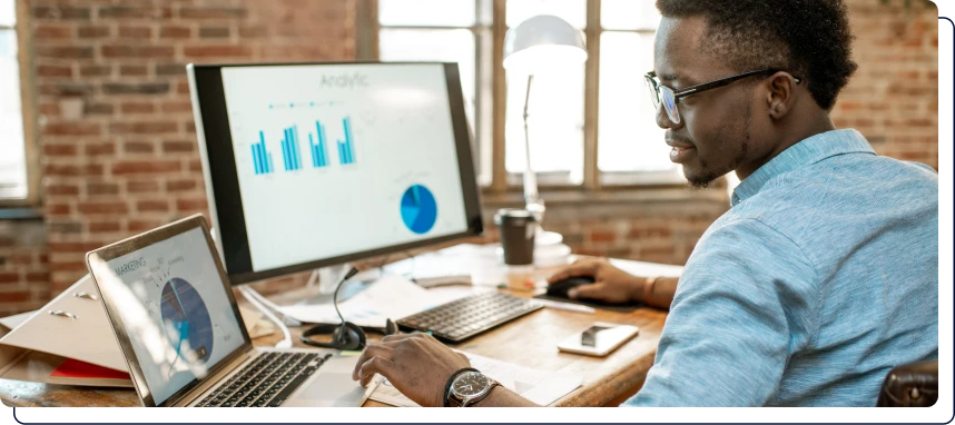 un homme qui observe des graphiques sur son ordinateur