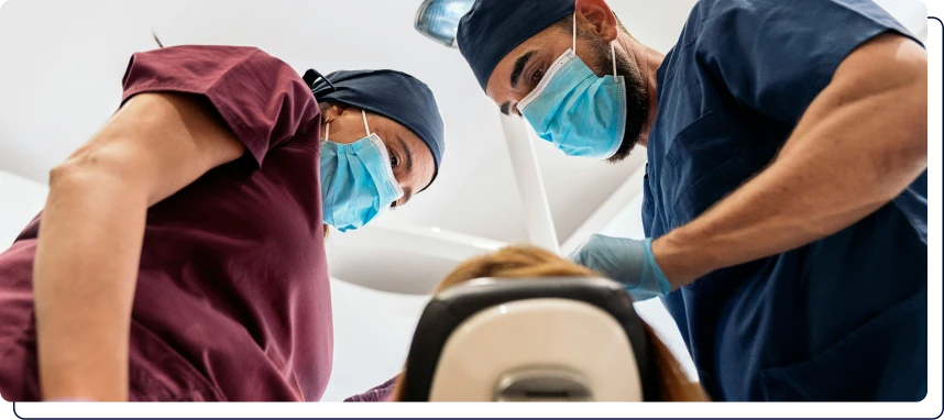 deux dentistes vu du bas