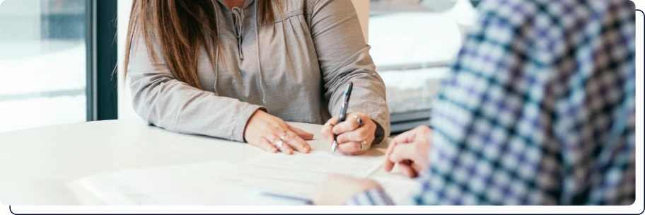 main d'une femme en train  de signer un contrat