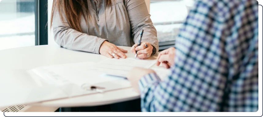 main d'une femme en train  de signer un contrat