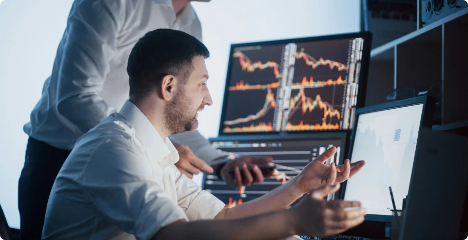 deux homme qui regardent des graphiques sur un ordinateur