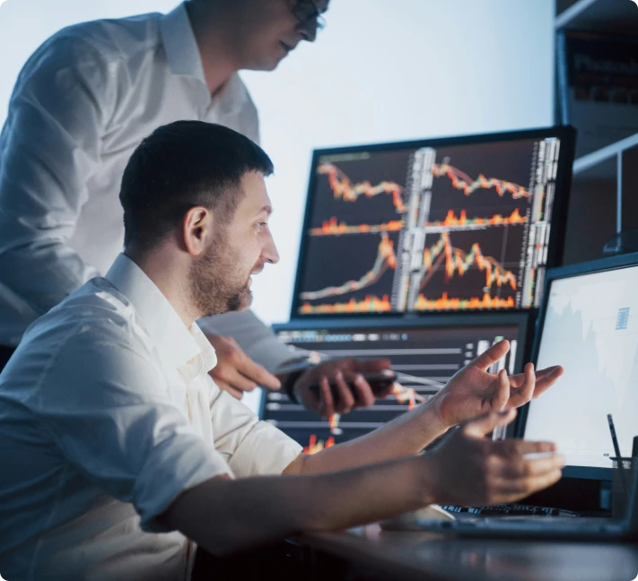 deux homme qui regardent des graphiques sur un ordinateur