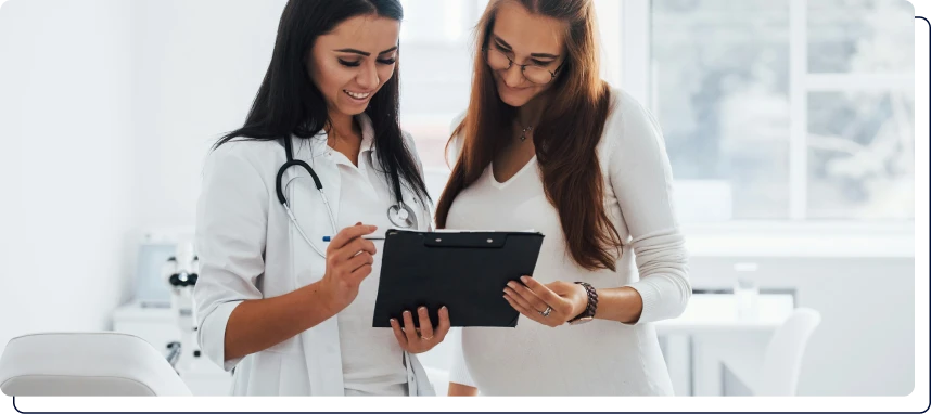 une médecin et sa patiente devant un calpin