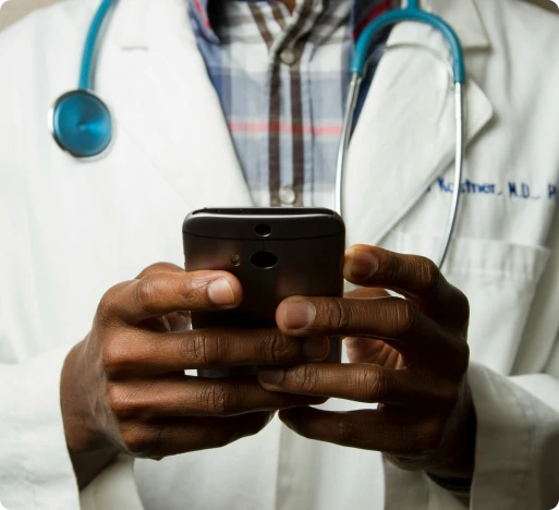 un médecin sur son téléphone