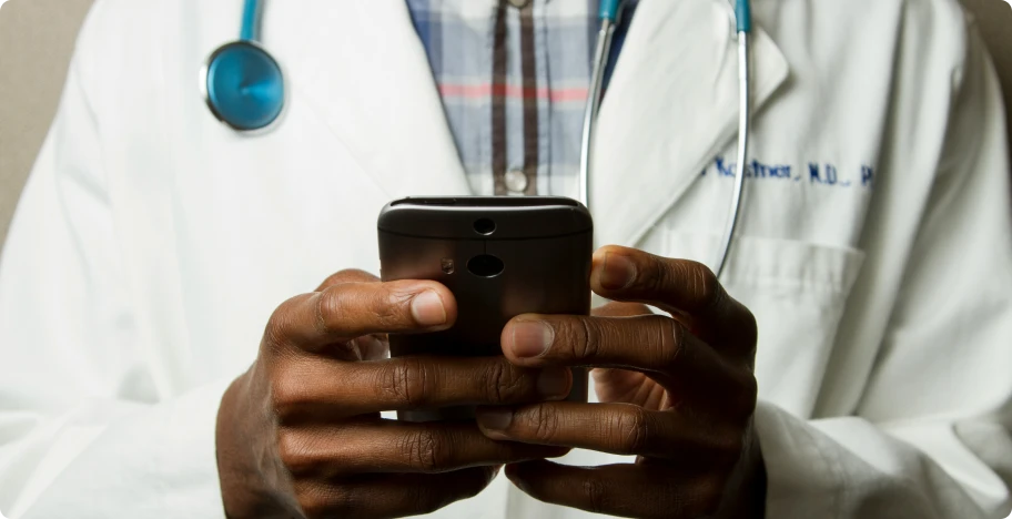 un médecin sur son téléphone