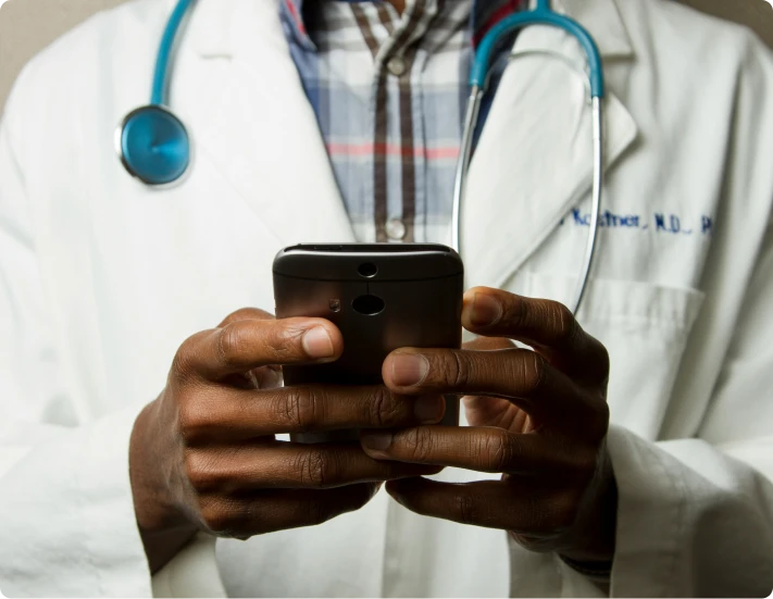 un médecin sur son téléphone