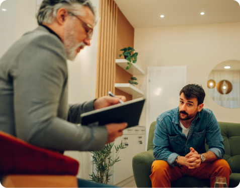 un homme sur son calpin avec un autre homme à ses côtés qui le regarde