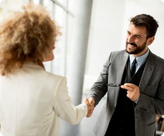 un homme qui serre la main à une femme