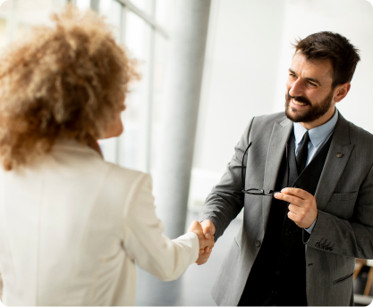 un homme qui serre la main à une femme