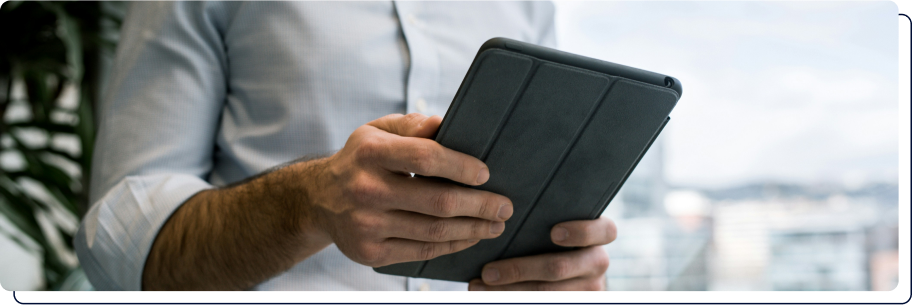 un homme qui tient une tablette