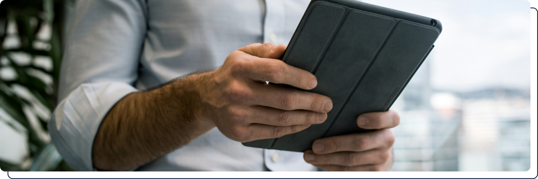 un homme qui tient une tablette