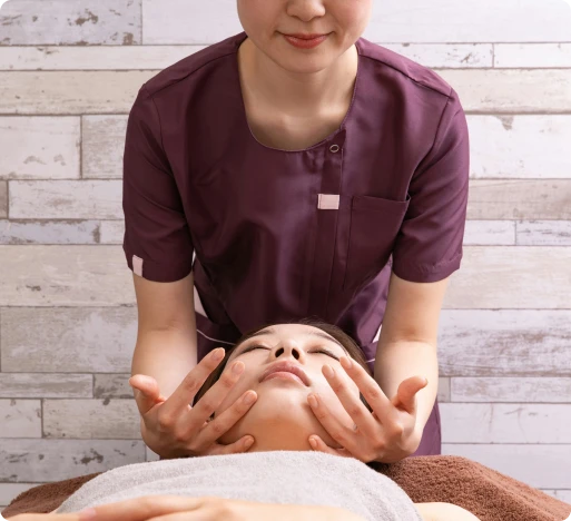 une femme qui se fait masser