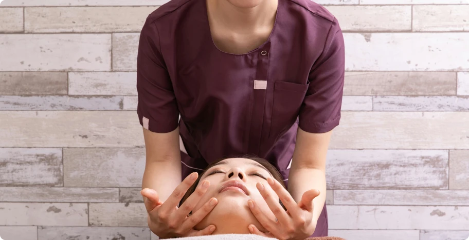 une femme qui se fait masser