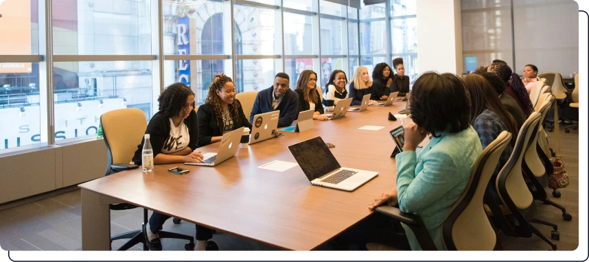 plein de personne autour d'une table de réunion