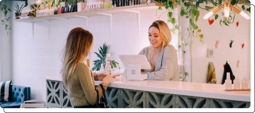 une cliente qui paie au comptoir