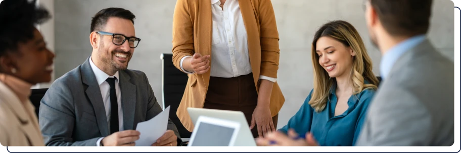 une femme qui parle à 2 autres personnes