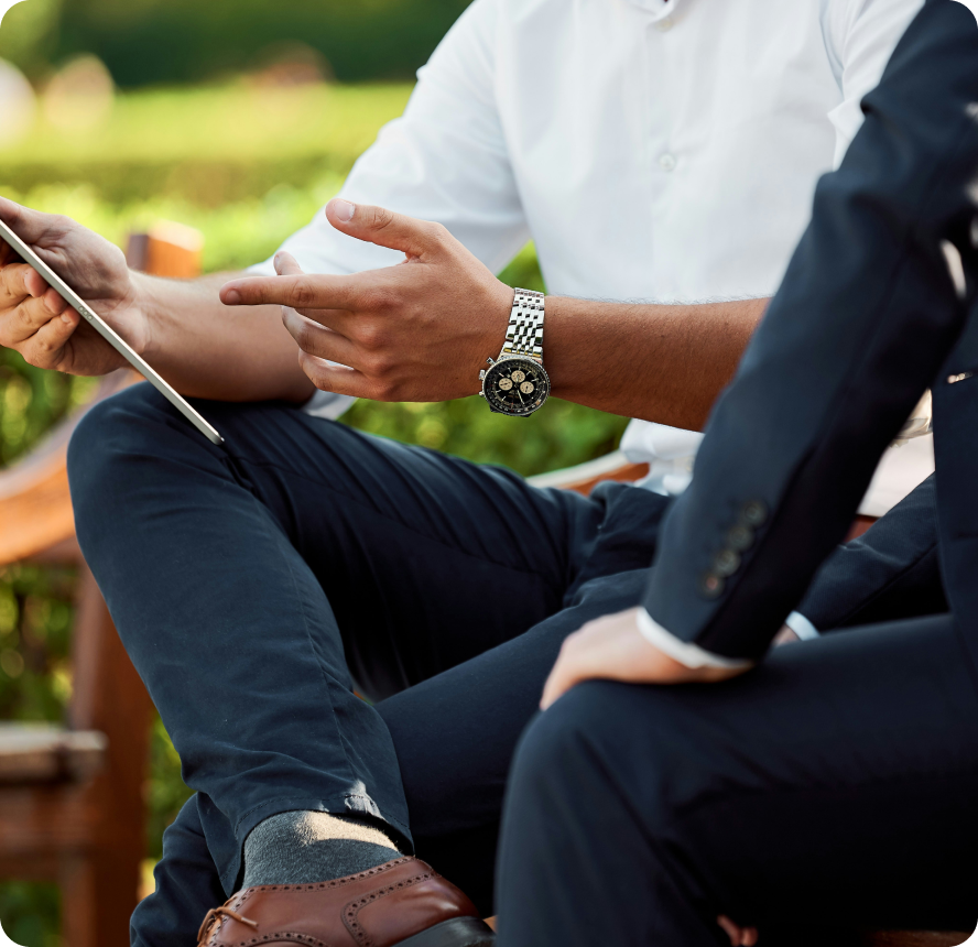 un homme devant sa tablette