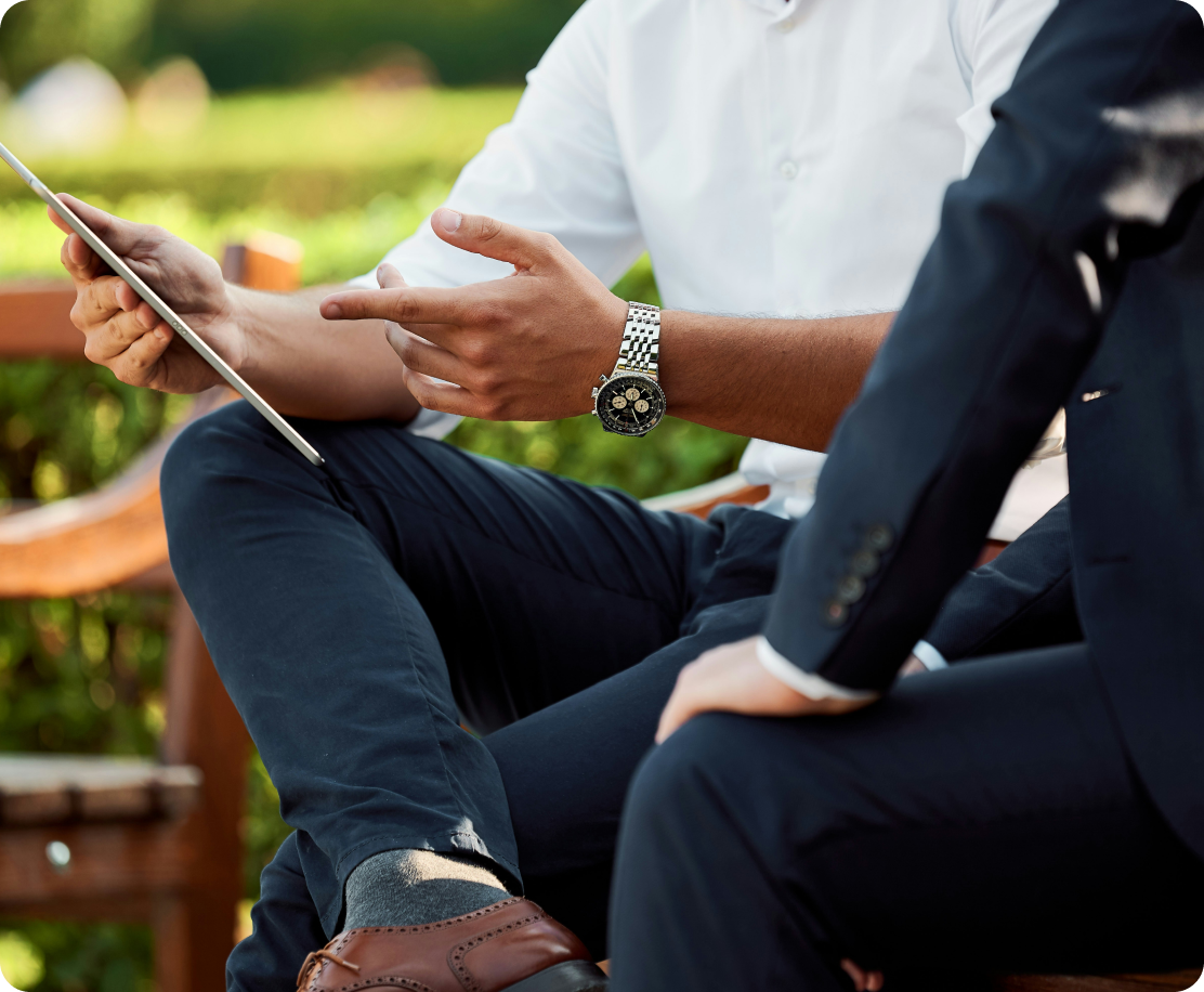 un homme devant sa tablette