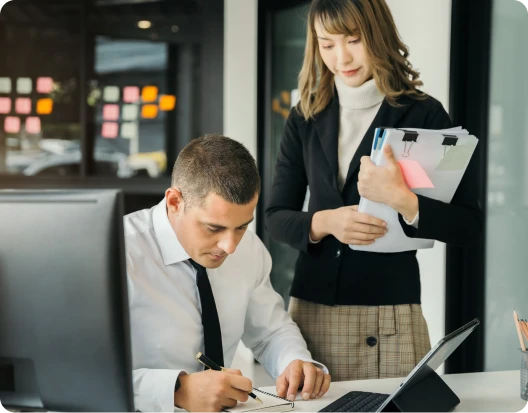 Femme observant un homme prendre des notes