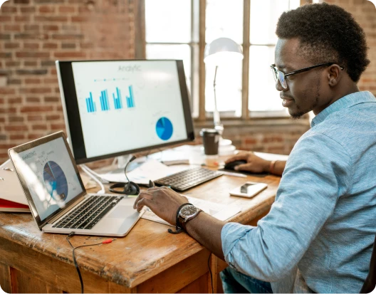 Homme travaillant sur un ordinateur avec des graphiques financiers