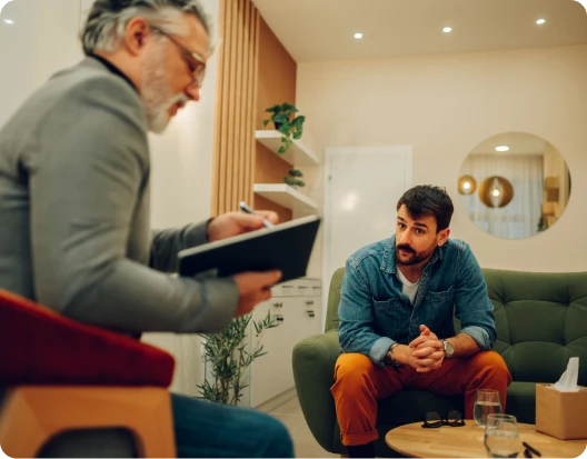 Deux hommes discutant autour d'un ordinateur portable