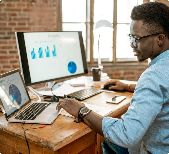 un homme qui regarde des graphiques sur son ordinateur